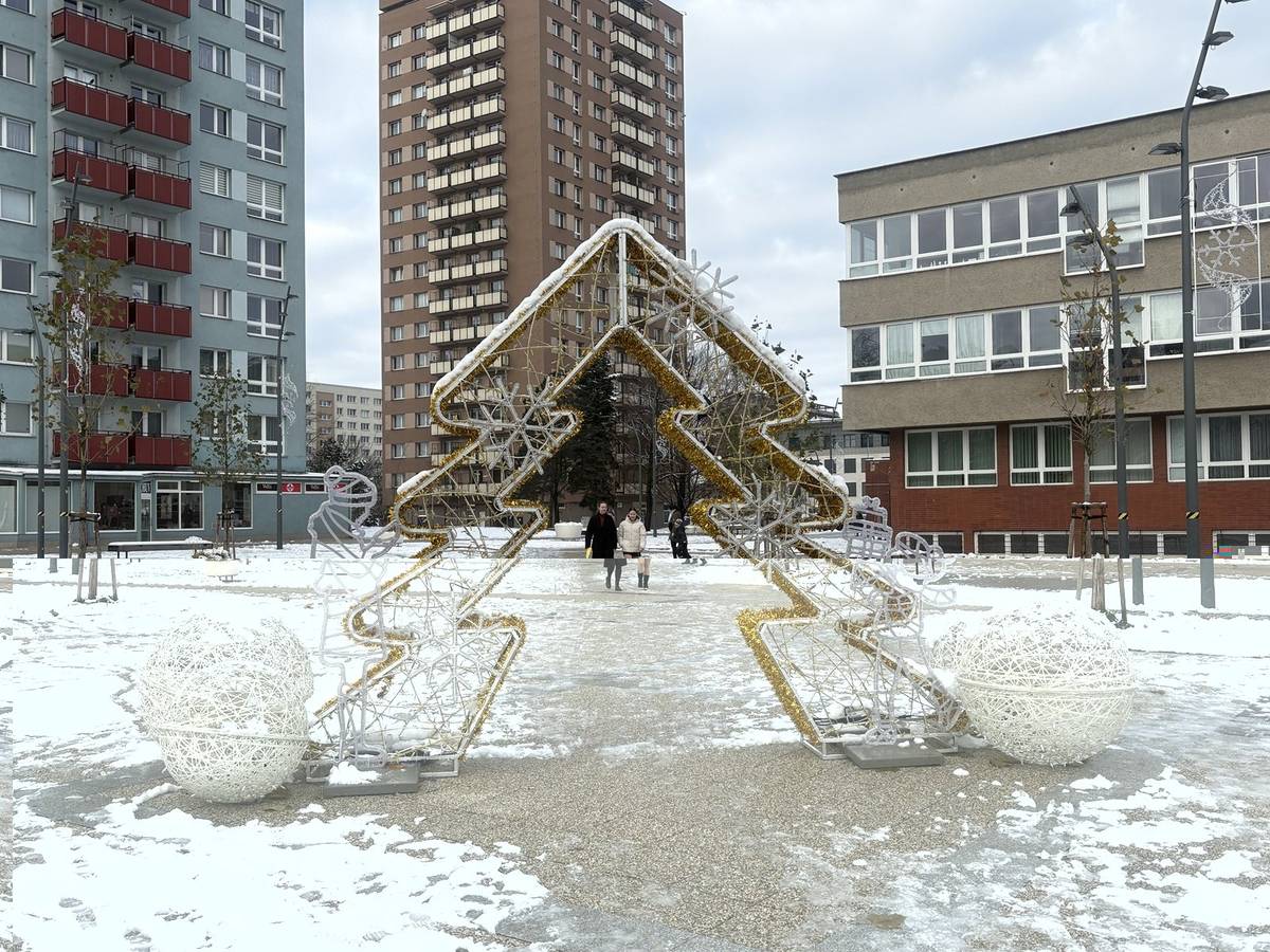 Světelné dekorace s vánoční tematikou se v obvodu rozsvítí v první prosincový den. V tento den se také v 17 hodin uskuteční slavnostní rozsvícení vánočního stromu na Náměstí Ostrava-Jih. K výzdobě letos radnice zvolila téma Ladovské zimy. Obzvlášť poutavé jsou světelná brána ve tvaru vánočního stromu před poliklinikou v Hrabůvce a 3D prvek koně se sáněmi instalovaný poblíž. Na rondelu bude svítit PF a stejná dekorace zkrášlí i konečnou Výškovické ulice. Před kostelem sv. Ducha v Zábřehu si příchozí můžou prohlédnout světelný betlém. Brána se zase rozzáří u vinotéky Savarin v Hrabůvce. Lavička ve tvaru baňky je instalována před pečovatelským domem v Odborářské ulici a 3D lavička je i za Kulturním domem K-TRIO. Podrobnosti k výzdobě najdete na: https://ovajih.ostrava.cz/.../ulice-jihu-se-vanocne...
