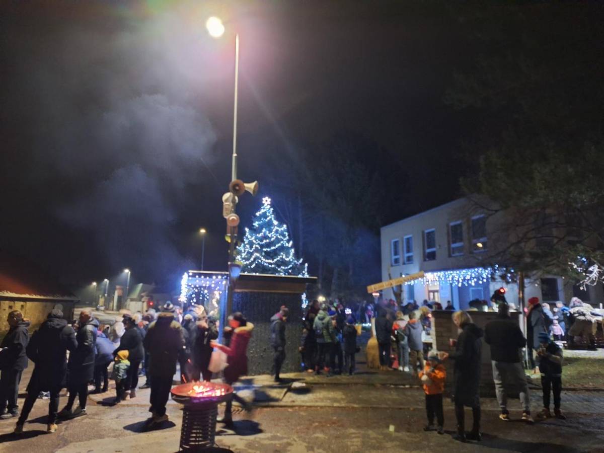 Na podzim pořádáme obvykle průvod se světýlky, lampiony, strašidly. Letos jsme akci uspořádali až 29. 11. a byl to vlastně průvod adventní. Proto s námi šel i čert. Průvod došel do skoro opravdového pekla. Čerti nás vážili, vařili čaj, smažili topinky, dávali nám úkoly i sladké odměny.