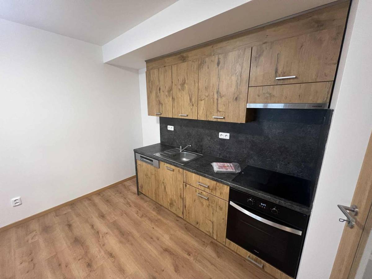 Byt k pronájmu - 3+kk, podlahová plocha 62,95 m2, nájem 13.300 Kč + služby a energie.  Energ. náročnost domu: C.  Žádosti bude možno podávat na OÚ Řevničov v termínech od 1.12.2025 od 14:00 do 15.12.2024 do 14:00.