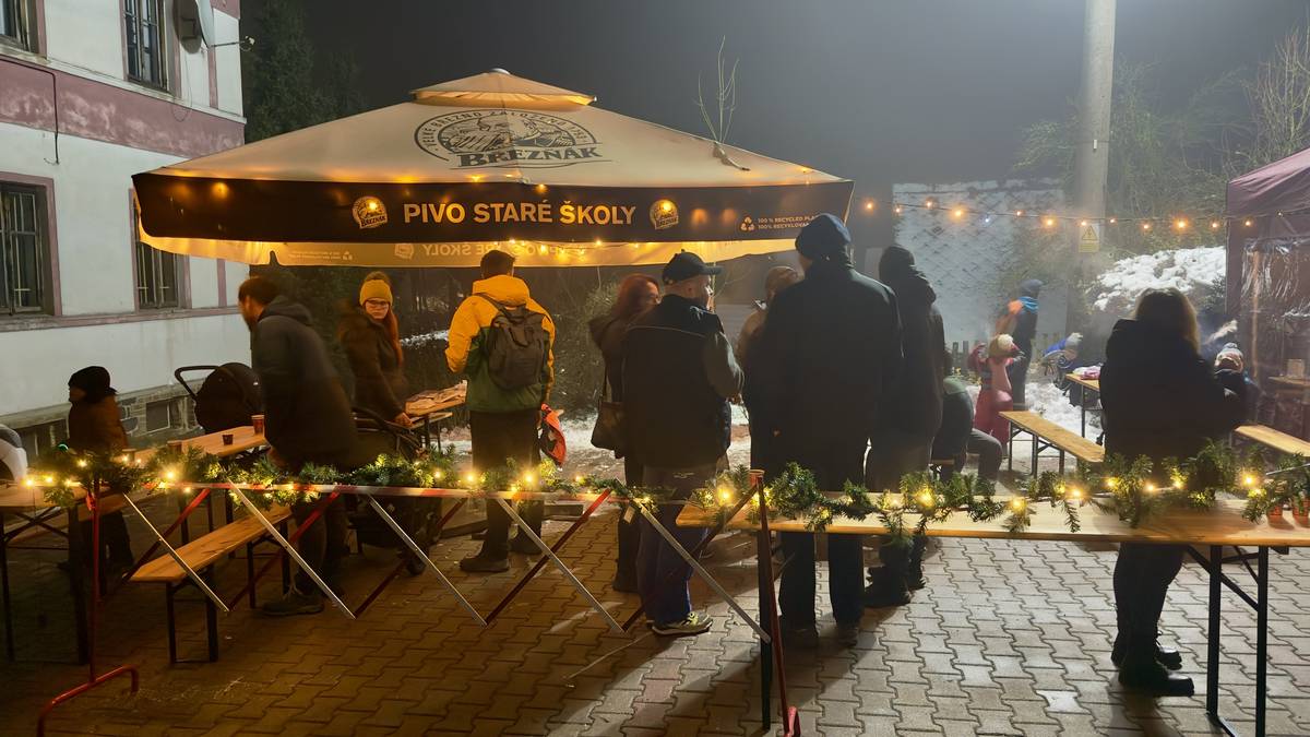 Včera proběhlo každoroční rozsvícení  stromečku u obecního úřadu.Děkujeme za účast, bylo Vás opravdu hodně a bylo skvělé společně se zase sejít.