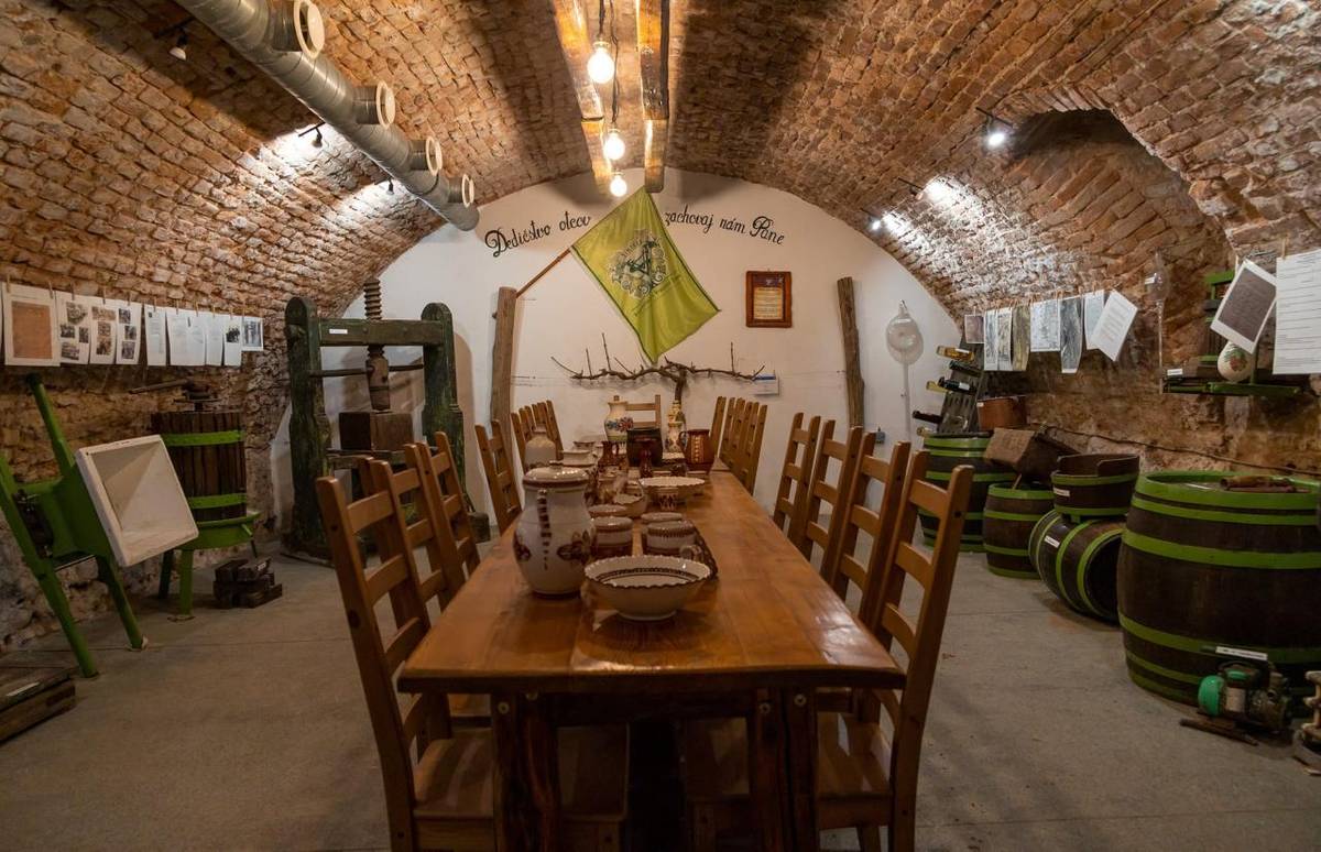 Vinohradnícky a vinársky spolok Šintava vás srdečne pozýva na Mikulášsku koštovku mladých vín, ktorá sa uskutoční 6. decembra 2025 od 17:00 v zasadacej miestnosti Obecného úradu. Tešíme sa na vašu účasť!