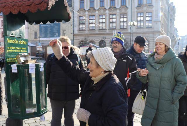 Na přerovském náměstí TGM dnes začíná tradiční sbírka, která vnáší do adventního času světlo solidarity a naděje.  Každoročně pomáhá těm, kteří podporu skutečně potřebují. Loňský ročník byl rekordní – v kasičce se sešlo 48 575 korun, které putovaly Sjednocené organizaci nevidomých a slabozrakých. Letos bude výtěžek věnován dennímu stacionáři Spolusetkávání, kam dochází 26 lidí s mentálním postižením.                               Číst dál...
