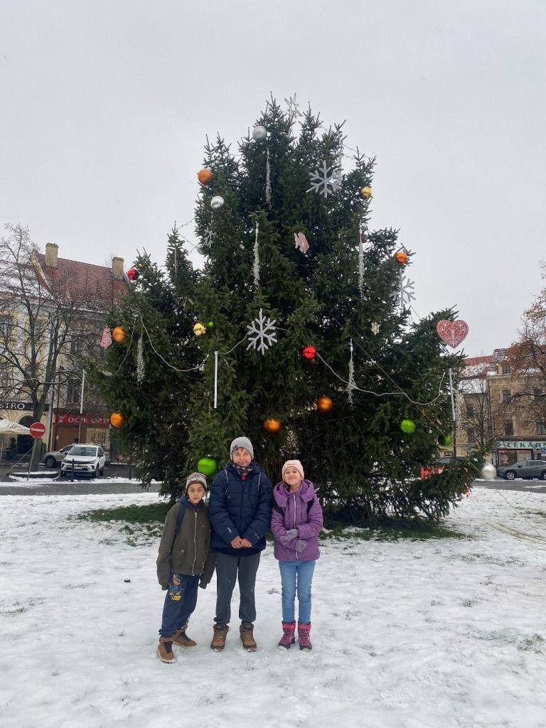 Dne 26. 11. 2025 jsme se společně vydali na výlet do Slaného. Nejprve jsme si prohlédli místní náměstí, kde už byl vystaven krásně ozdobený vánoční strom.