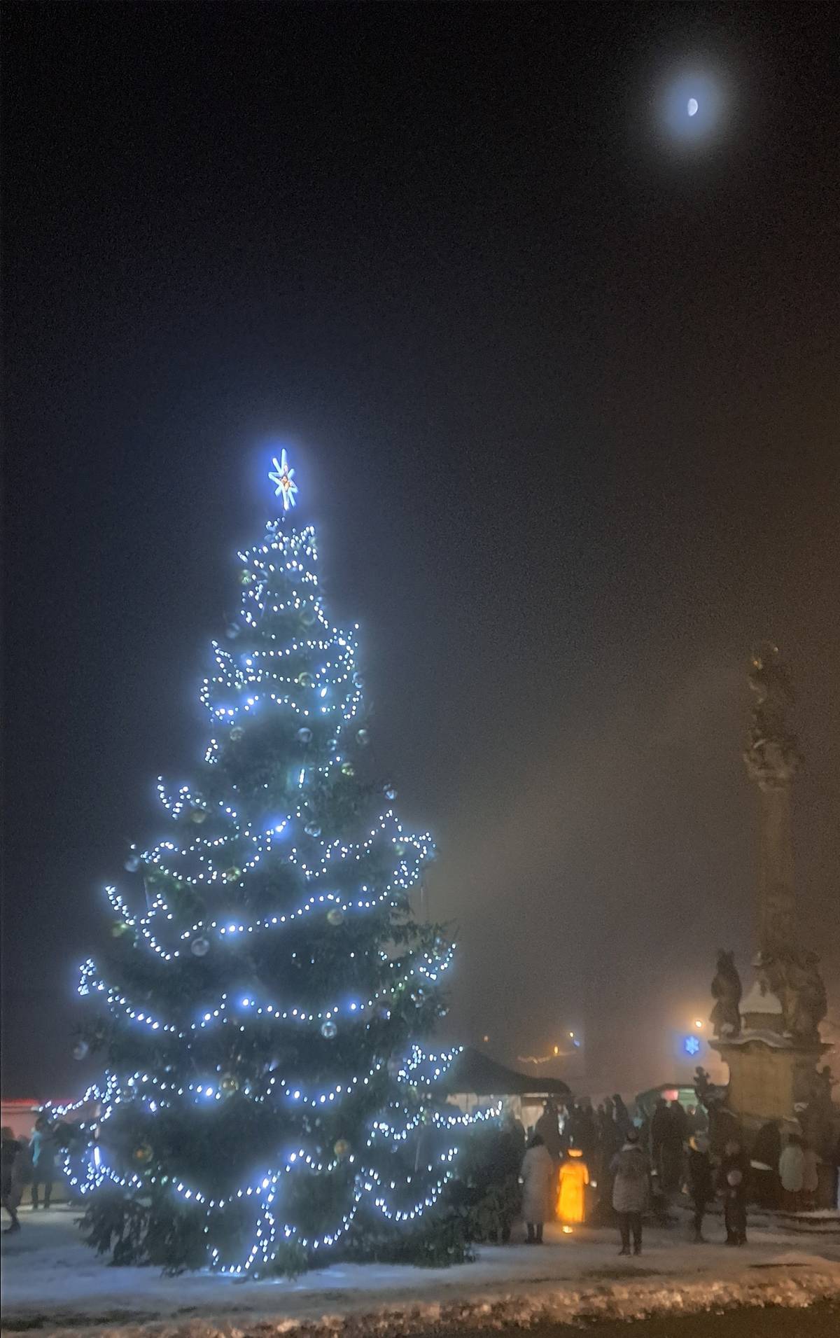 Dnes byl slavnostně rozsvícen vánoční strom na Rýchorském náměstí v Žacléři. Koledy nám opět krásně zazpívaly děti z Mateřské školy a Základní umělecké školy a celý večer zakončilo představení světelné show před Městským úřadem. Přejeme vám všem klidnou první adventní neděli, radostnou předvánoční atmosféru a chvíle pohody pro vás i vaše blízké.