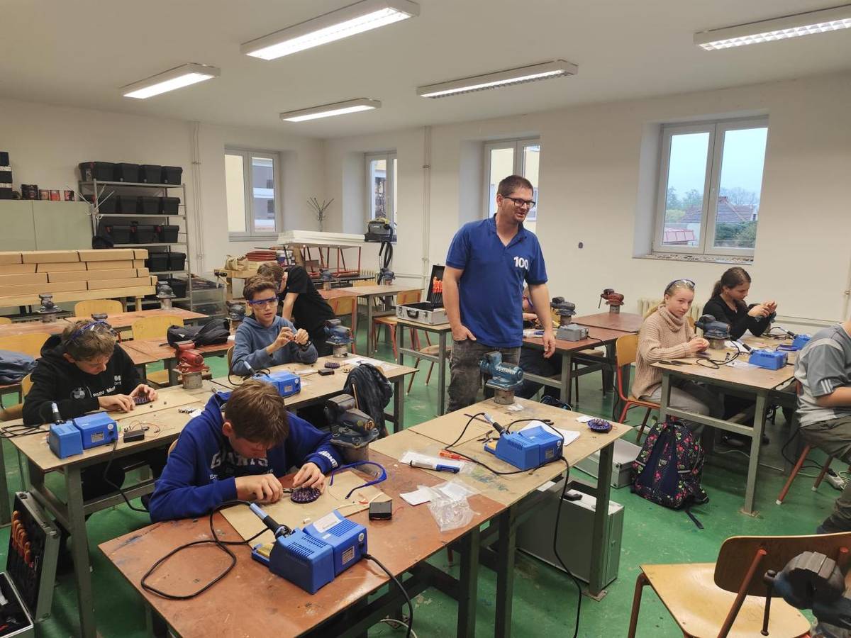 Firma ZF nám nabídla kroužek, kde nás učí pájet a dělat elektrické obvody. Chodí tam děti ze 7. B a 7. A.