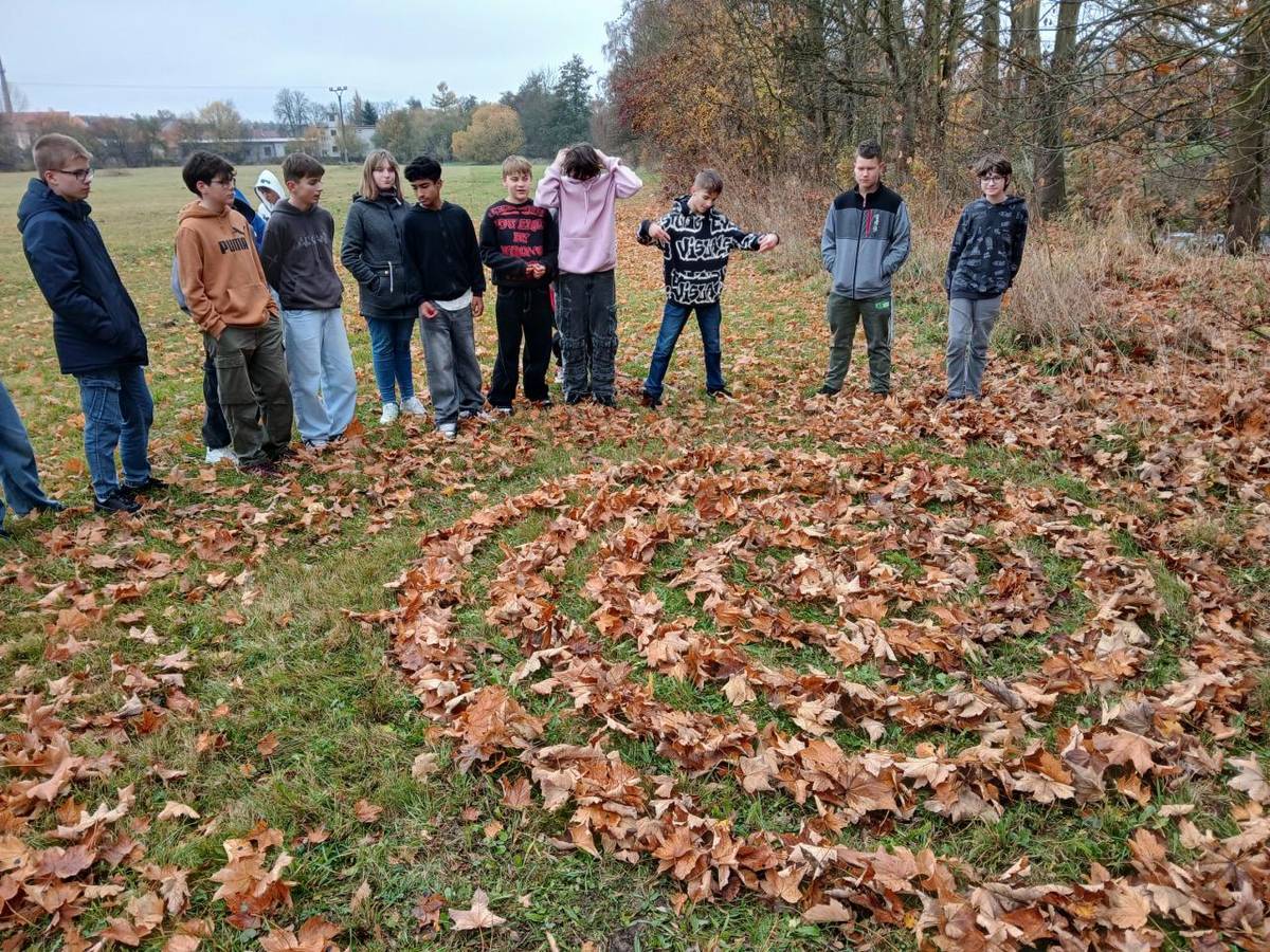 V pondělí 3.11. jsme si s paní učitelkou Schenkovou při výtvarné výchově pouštěli videa o tom, co je land art.
