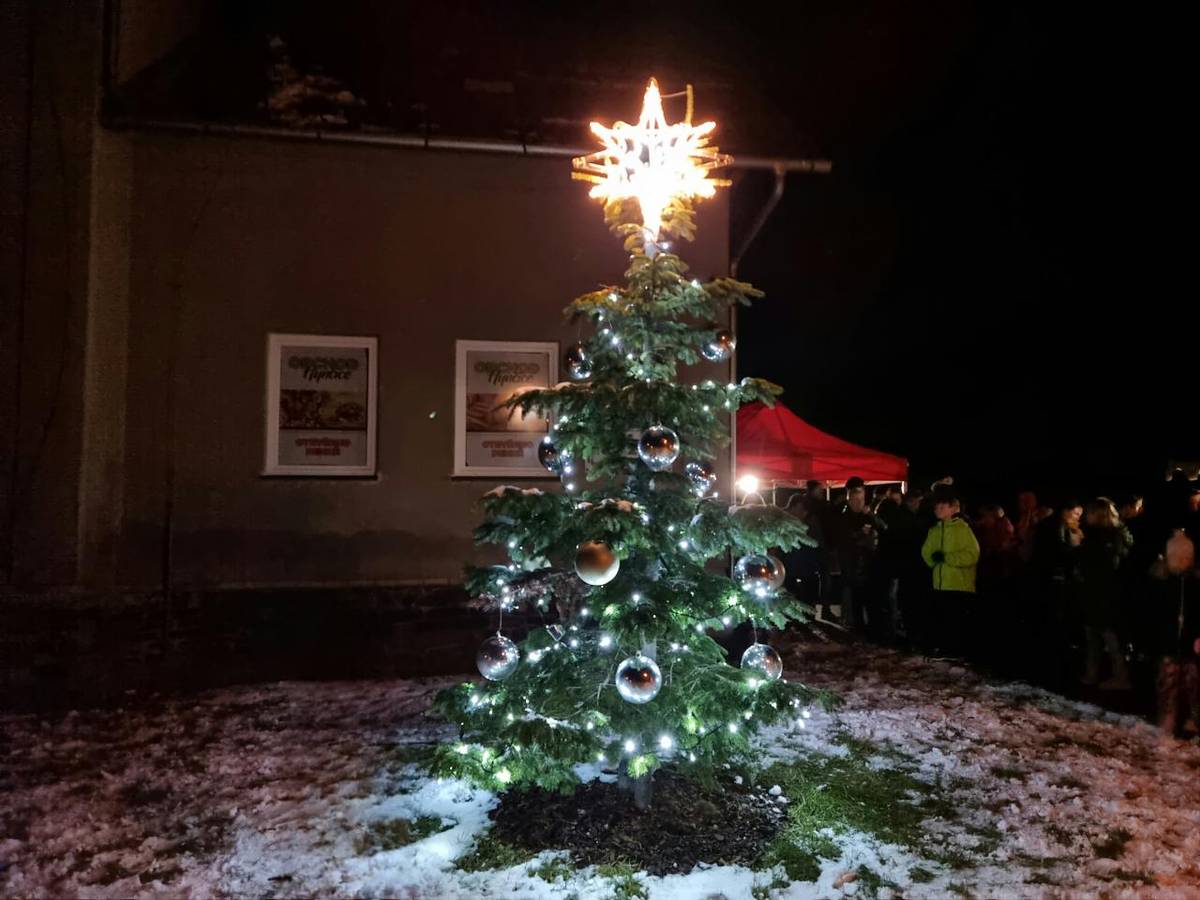 Ve čtvrtek 27. listopadu 2025 se v Hynčicích uskutečnilo tradiční rozsvícení vánočního stromu, které každoročně otevírá období adventu. Akce proběhla za účasti místních obyvatel, rodin s dětmi i návštěvníků, kteří společně vytvořili příjemnou a slavnostní atmosféru.