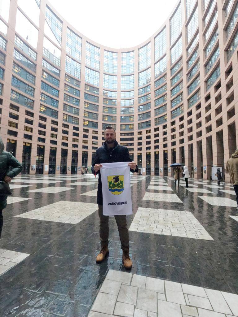 Starosta obce Jiří Drobný měl tu čest reprezentovat Radovesice v Evropském parlamentu ve Štrasburku.