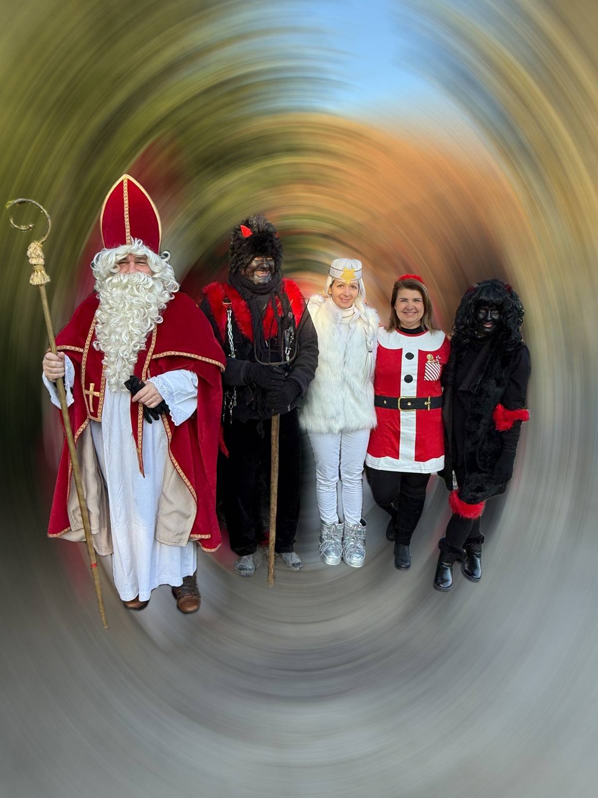 Milé deti (1-14r.), presne o týždeň, v sobotu 6.12.2025 príde do našej obce Mikuláš so svojími pomocníkmi. Tak ako po minulé roky, príde na koči s koníkmi za každým z vás do vašej ulice. Začne o deviatej ráno v starej časti obce. Na všetkých sa teší, pripravte si peknú básničku :) OÚ DK