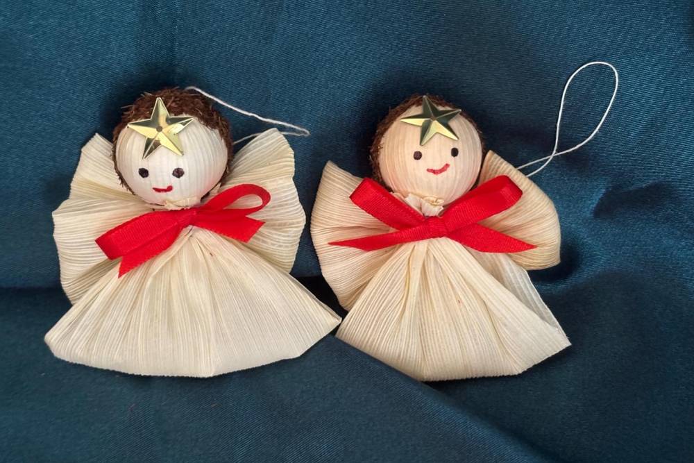 Přijďte se podívat, jak se vyrábí panenka z kukuřičného šustí a vyrobte si svého andílka, který na Vánoce udělá parádu třeba na stromečku.