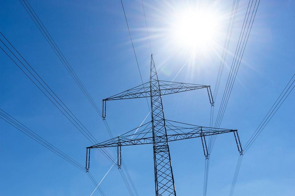 V důsledku poruchy na vysokém napětí došlo k výpadku dodávky elektrické energie na části Paskova, zejména na Folvarku a ulici Čsl. lesů. Ukončení oprav a obnovení dodávky elektrické energie se předpokládá dnes odpoledne po 14 hodině.