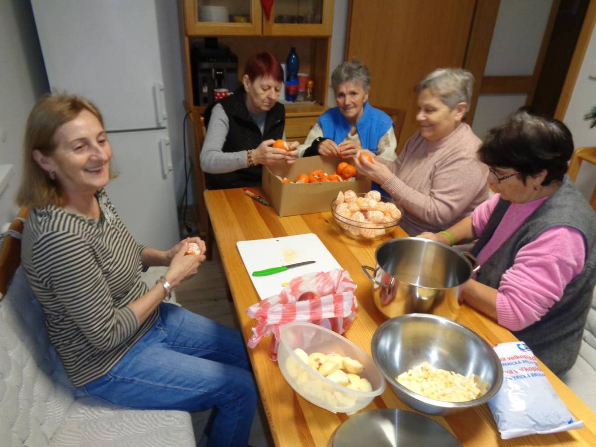 Domov pokoja-zariadenie sociálnych služieb pripravilo tradičnú vianočnú kapustnicu a voňavý punč pre svojich klientov, rodinných príslušníkov a priateľov, aby spríjemnilo predvianočnú atmosféru a podporilo komunitné vzťahy.