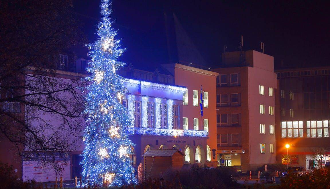 Zlín - V pátek 28. listopadu v 17 hodin začíná na zlínském náměstí Míru tradiční program Adventního Zlína, který letos přinese atmosféru Valašských Vánoc. Adventní dění ve městě potrvá až do neděle 4. ledna 2026.