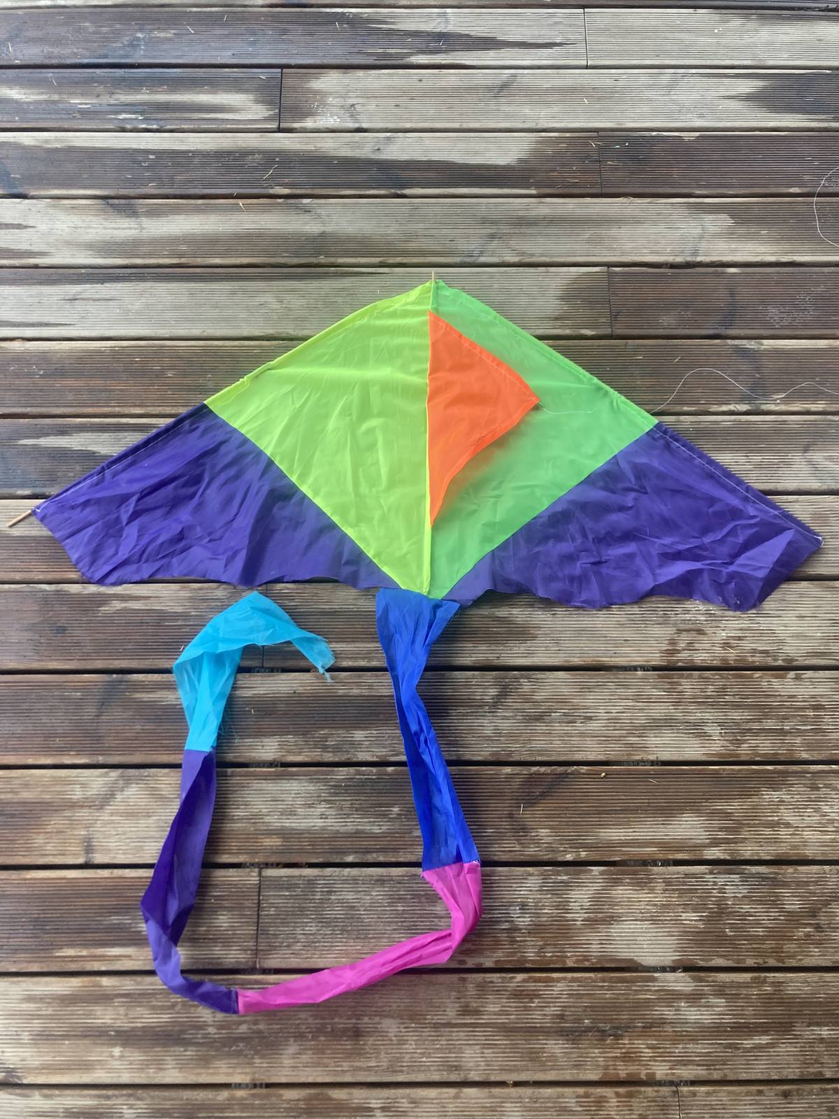 Do koruny stromu na zahradu v den DRAKIÁDY přiletěl jeden z draků. Ten, kdo jej postrádá, ať se ozve na tel.č.:  775612120 na adrese Podhájčí 895/7