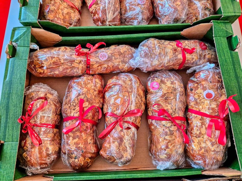 Žáci deváté třídy se pustili do pečení tradičních vánoček. Společně si vyzkoušeli zadělávání těsta, pletení bochánků i samotné pečení. Výsledkem jsou krásně voňavé a poctivé domácí vánočky.