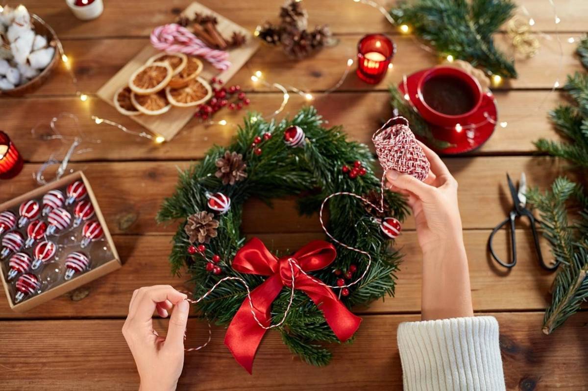 Vázací dráty, větvičky, ozdoby aj. budou k zakoupení na místě. Možno donést si i svůj vlastní zdobící materiál.