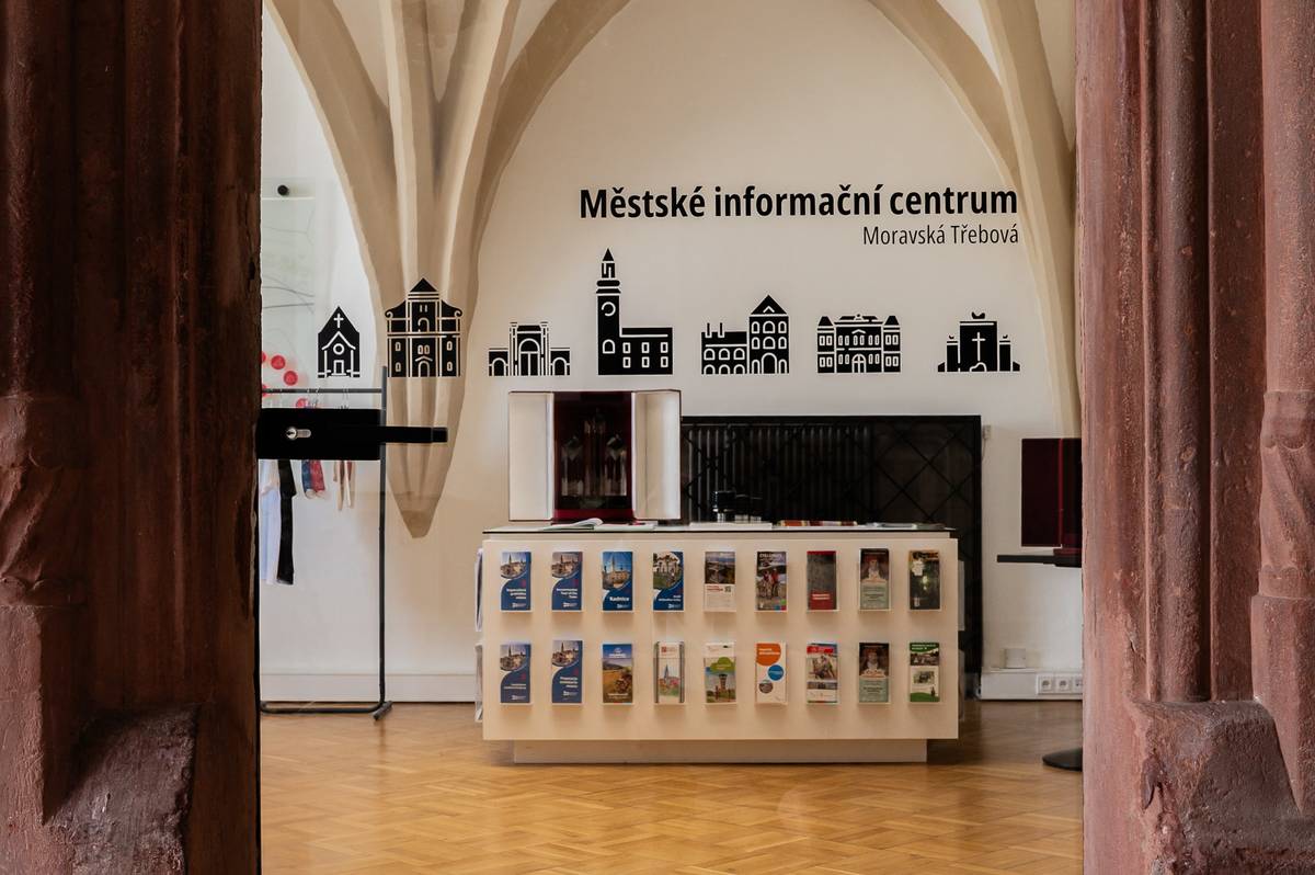 Tuto sobotu 29. listopadu, při příležitosti rozsvícení vánočního stromečku, bude Městské informační centrum v radnici otevřeno od 9:00 do 18:00. Přijďte si k nám vyzvednout informace o programu a možná i malou inspiraci na vánoční dárky. Těšíme se na vaši návštěvu!