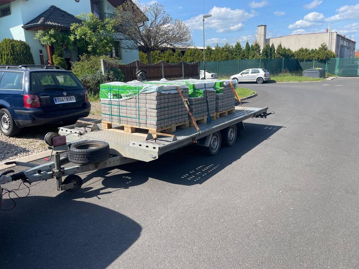 Milí hrobečtí a rohatečtí, z ulice Pod Bulfem z parkoviště u trafostanice byl včera odcizen přípojný vozík za auto na převoz aut. Pokud jste něco viděli, ozvěte se prosím na tel. č. +420 721 527 158. Děkujeme! Pěkný víkend  KH