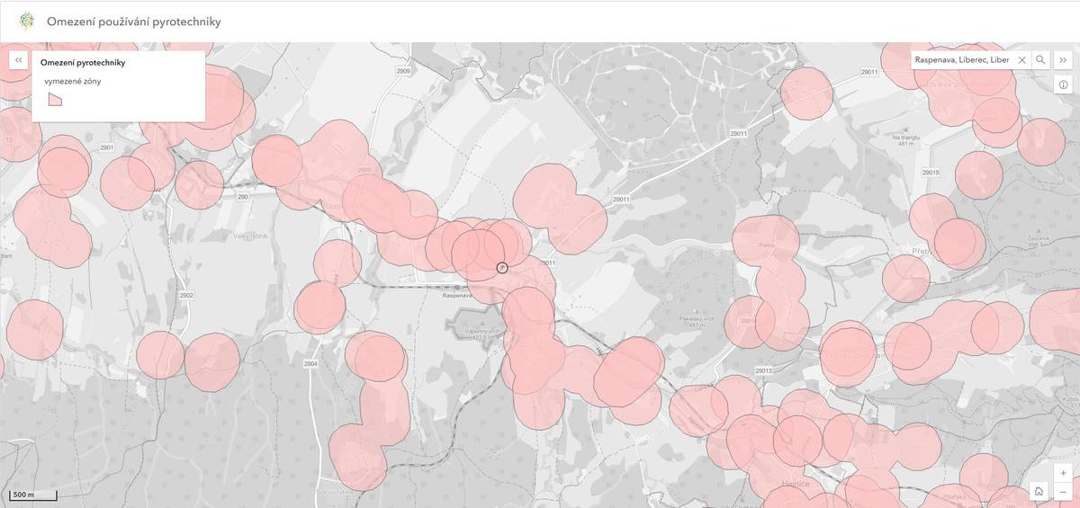 S účinností od 1. 12. 2025 je zakázáno odpalovat jakoukoliv pyrotechniku vyjma kategorie F1 (např. prskavky a bouchací kuličky) v blízkosti chovů zvířat. Ministerstvo vyhotovilo mapovou aplikaci, do které vložilo všechny registrované chovy. Tento zákaz platí i pro určité území naší obce.