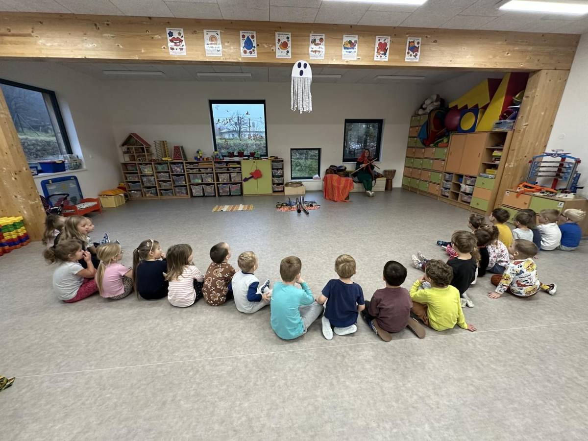 Dne 25. listopadu 2025 nás navštívila paní Radka s pohádkou formou muzikoterapie.