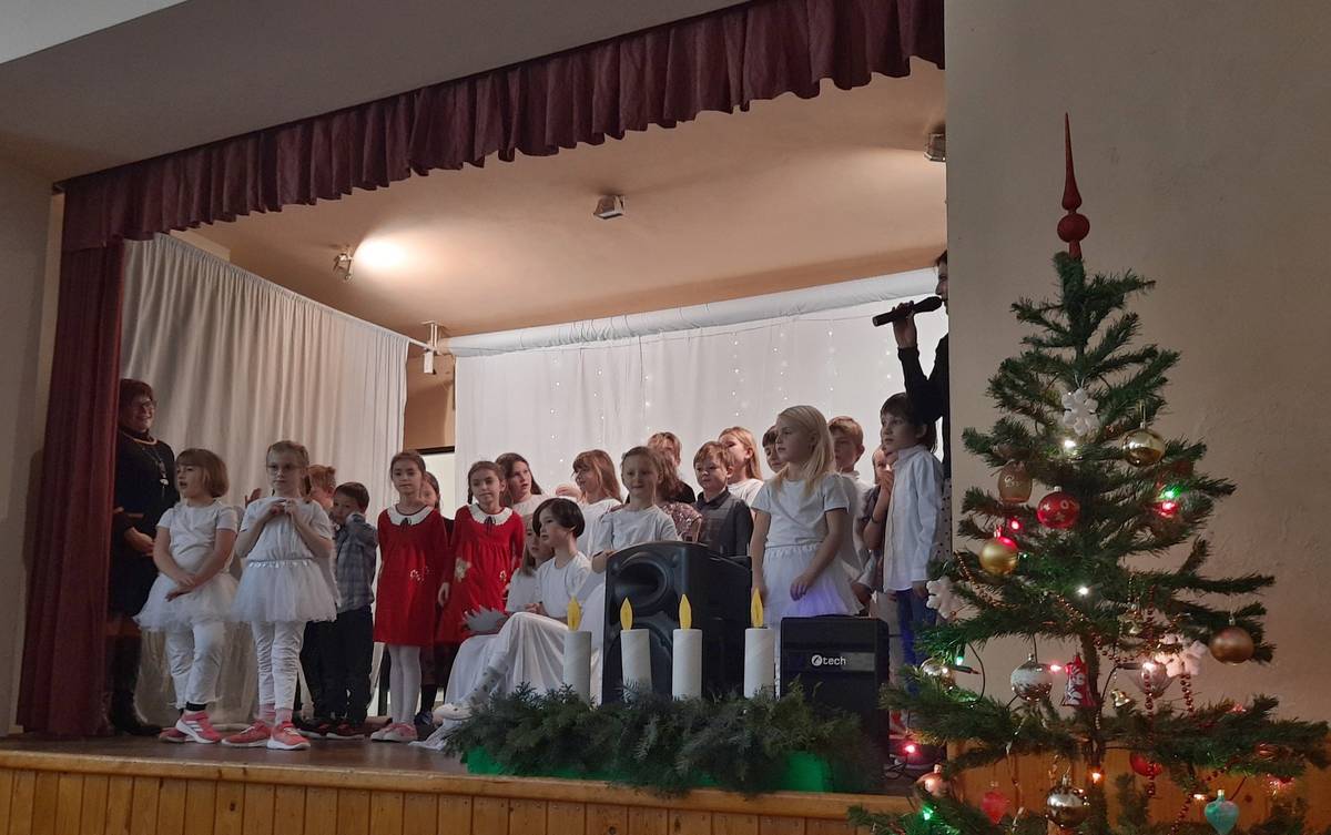 Tento víkend se nám podařilo připravit u nás v sokolovně dvě poměrně velké akce - v pátek posezení pro seniory a v neděli rozsvícení Vánočního stromu na začátek Adventu. Tyto nádherné akce vznikly hlavně díky dětem a našim paním učitelkám jehnědské školy, které s nimi ty nádherné programy na oba večery nacvičily a velice za to děkujeme. Obě tyto akce byly pro účastníky zdarma a jsme rádi, že přišlo tolik lidí. Chtěl bych ale také poděkovat členům zastupitelstva, někde i jejich partnerkám a několika dalším lidem, kteří nám s přípravou těchto akcí a také s následným úklidem sokolovny pomohli. M. Myšák