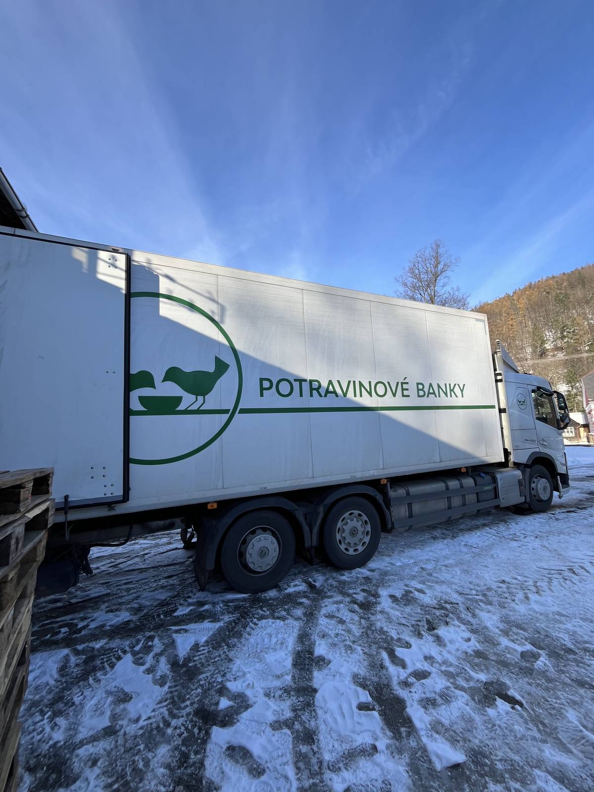 Na obec dnes dorazila nová dodávka balené pitné vody v celkovém množství 6800 l. Voda je balená v 5 l nádobách.  Nově bude pitná voda vydávána pouze občanům Holčovic s trvalým pobytem, kterým nevyšel rozbor pitné vody v průběhu tohoto roku nebo na výsledek čekají (odběry ze dne 26.11.) Prosíme občany, aby si množství vody braly v přiměřeném množství. Další dodávka pitné vody by měla na obec dorazit před Vánoci 17.12.2025. Obec se dohodla s Potravinovou bankou na dodávkách pitné vody do 30.4.2026.