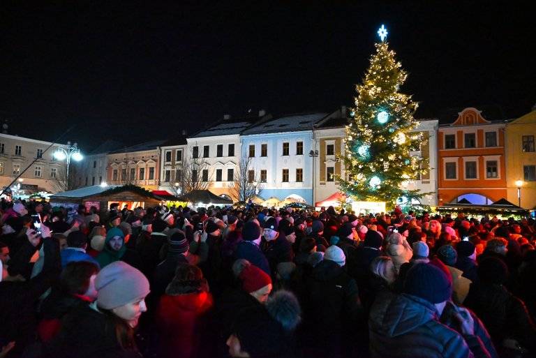 Hranický vánoční strom, patnáctimetrová jedlička z Bělotína, se v pátek v podvečer slavnostně rozsvítil, poté co plné Masarykovo náměstí pozdravil starosta města Daniel Vitonský  s místostarostou Karlem Machylem. Celý den na Masarykově náměstí probíhal jarmark a  večer zpestřilo vystoupení zpěvačky Olgy Lounové a zpěváka a houslisty Jiřího Erlebacha. I v dalších dnech je zde bohatý program