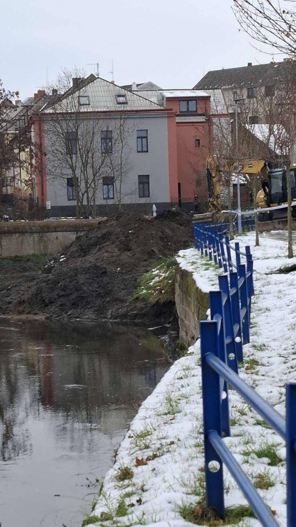 Žádáme občany, aby v pátek  28.11. 2025 od ranních hodin omezily parkování před zdravotním střediskem z důvodu bagrování a následně odvozu zeminy z řeky. Děkujeme za pochopení.