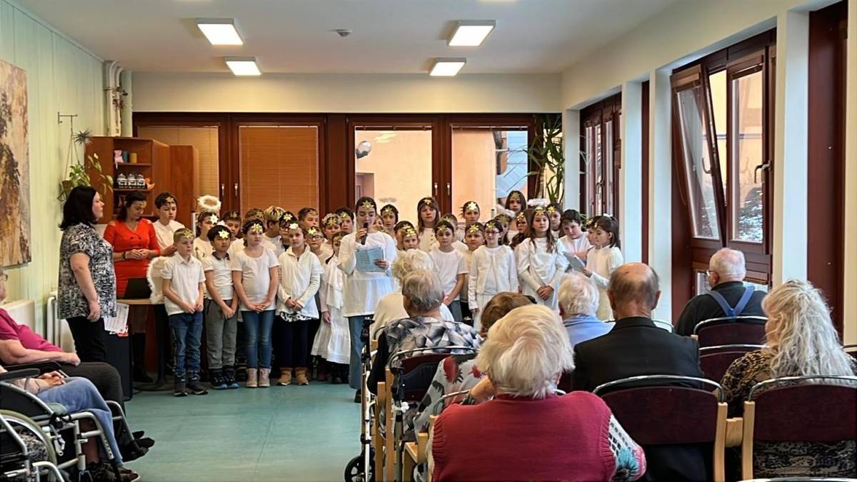 Vánoční pohádku si připravili žáci a žákyně z 3.,4. a 5. ročníku.  Žáci 8. ročníku zazpívali za hudebního doprovodu.