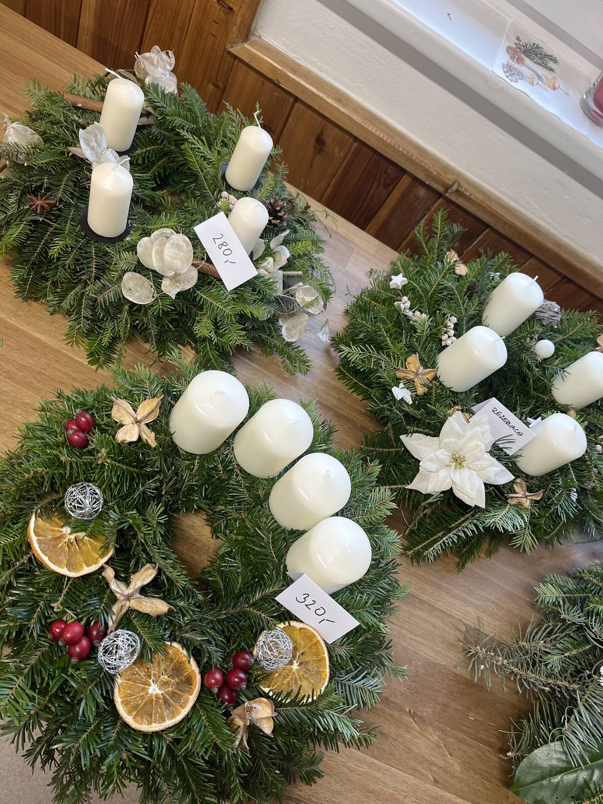 Srdecne vas vsechny zveme na prave probihajici jarmark v budove na vyletisti. K prodeji zde najdete krasne vanocni vence, svicny, dekorace na dvere, vanocni skritky a mnoho dalsich dekoraci. Pripraven je pro vas na zahrati take svarak ci caj. Tesime se na vas do 16 hodin, kdy se pak presuneme k vanocnimu stromecku na spolecne rozsviceni.