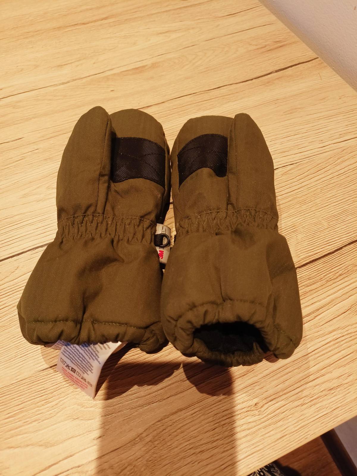 Na rozsvícení vánočního stromu jsme našli rukavičky. K vyzvednutí na úřadě.