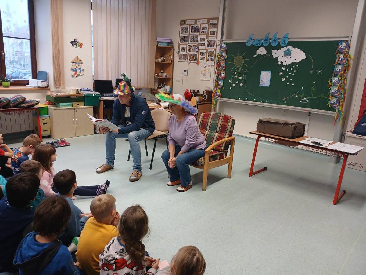 Pan Pavel Fara nám přišel představit svojí novou knihu Pohádkové výlety pejska a kočičky, která se nám všem moc  líbila.