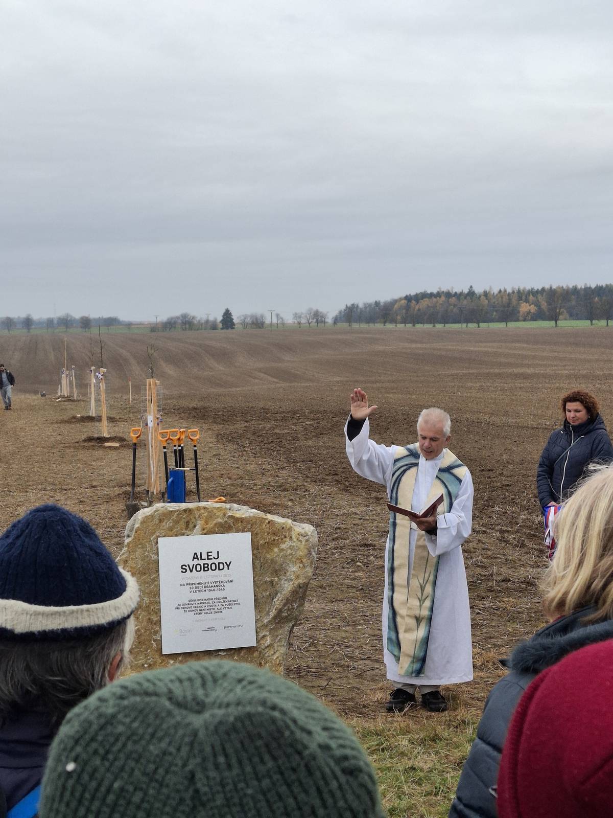 OÚ Kulířov podpořil vzpomínkovou akci a vysadil dub letní v Aleji svobody v Bousíně – na podporu vystěhovaných obyvatel za 2. sv. v.