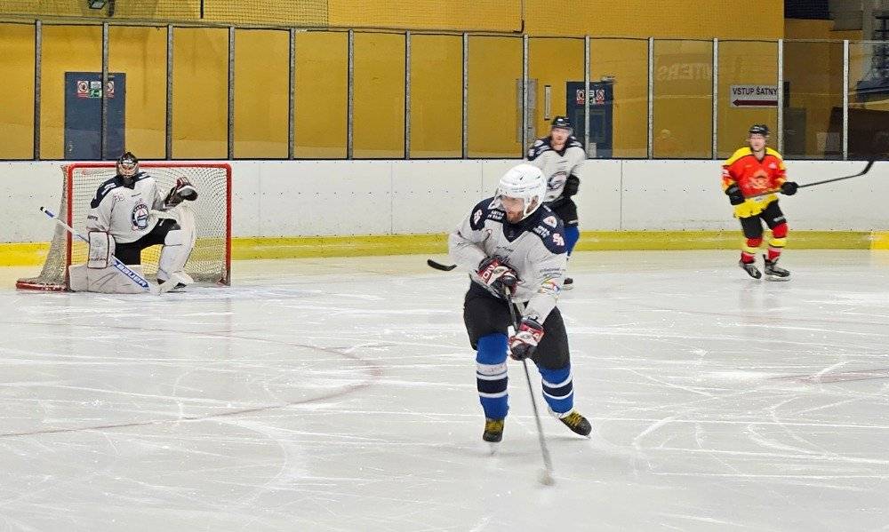 Góly a asistence za Adamov: 2x Kerbler (2x Podborský), Juřena (Toufar), Tippelt (sam.), Podborský (Milfait) Ihned po úvodním buly jsme na soupeře vlétli. Rychleji jsme bruslili, kombinovali, bohužel ale bez gólového efektu. Soupeř pečlivě bránil předbrankový prostor a to mu stačilo. V závěru třetiny jsme vsítili v rozmezí čtyř minut tři góly. Soupeř sice korigoval. Do druhé části jsme nastoupili velice laxně s vidinou vedení. Chyba kterou děláme neustále dokola, když jsme spokojeni s vedením, tak vypouštíme. To se nám stalo osudným. Třetinu jsme prohráli 1:4! V závěrečné části trenér stáhl hru na dvě pětky. Výsledek se dostavil a vyrovnali jsme. Hráli jsme lépe, rychleji a soupeř se dostával za polovinu sporadicky. Když už se zdálo že si budeme body dělit, přišel v 57 min. jeden z mála výpadů do našeho pásma a jak se říká: „Nedáš – dostaneš“ se naplnil. Ušmudlaná střela na branku proklouzla za záda gólmana. V závěru jsme odvolali gólmana, ale gól již nepadl. Druhá smolná prohra v samotném závěru.