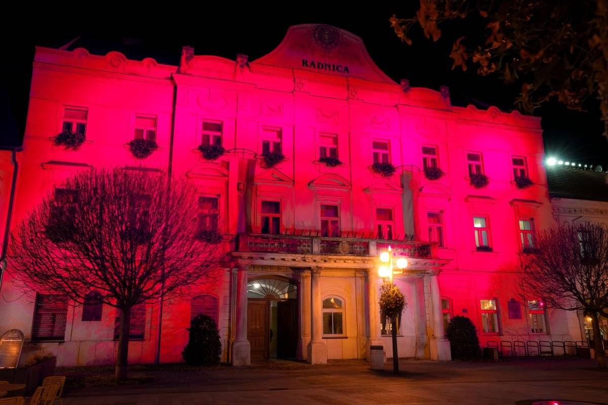 Dnes, 1. decembra, si nasvietením budovy radnice načerveno pripomíname Svetový deň boja proti AIDS.     Cieľom celosvetovej iniciatívy, ktorú u nás zastrešuje občianske združenie HIV/AIDS Slovensko, je nielen zvýšiť povedomie o prevencii a testovaní, ale zároveň vyzvať na podporu a solidaritu s ľuďmi žijúcimi s HIV a na spoločný boj proti pretrvávajúcej stigme a predsudkom.     Symbolickým nasvietením radnice na červeno počas Svetového dňa boja proti AIDS podporujeme otvorený, rešpektujúci dialóg o zdraví, prevencii a odstránení predsudkov. Veríme, že aj takéto gesto môže našu spoločnosť povzbudiť k väčšiemu porozumeniu a spolupatričnosti.     Celý článok nájdete na našom webe www.trnava.sk.