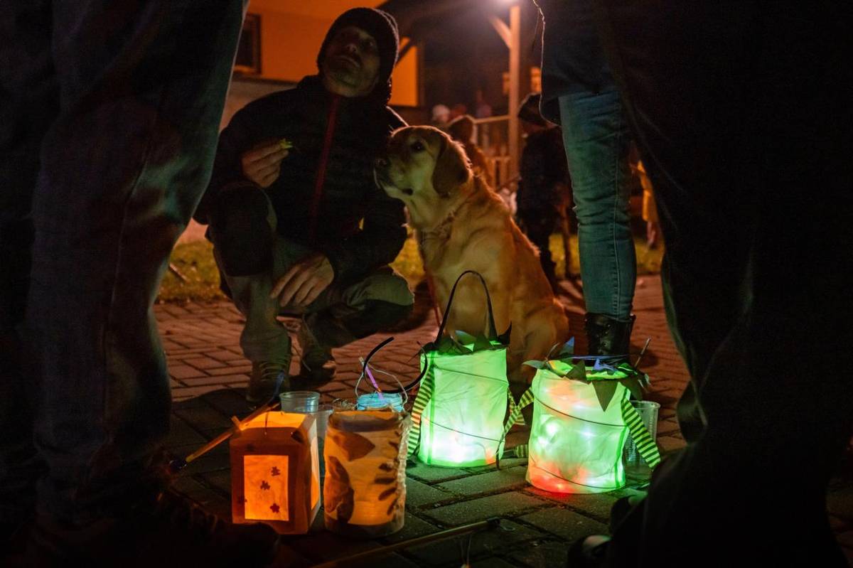 Ve čtvrtek 13. listopadu 2025 se část Milína po setmění proměnila v pohádkové světélkující království. Tradiční Pochod malých broučků, který společně pořádá Spolek Pohádka a Knihovna Dr. E. Bořického Milín, oslavil už svůj 27. ročník