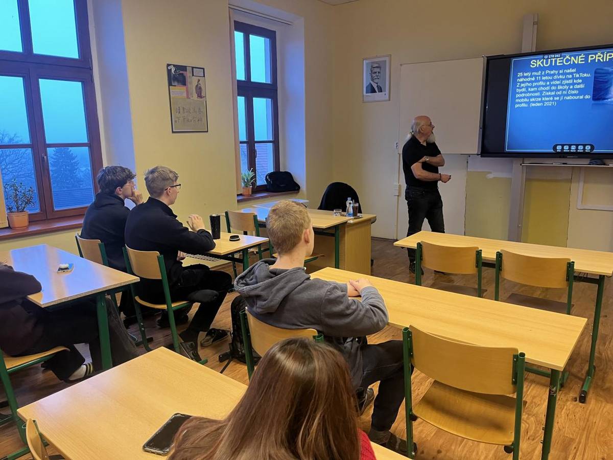 Téma zaujalo přítomné studenty druhého ročníku.