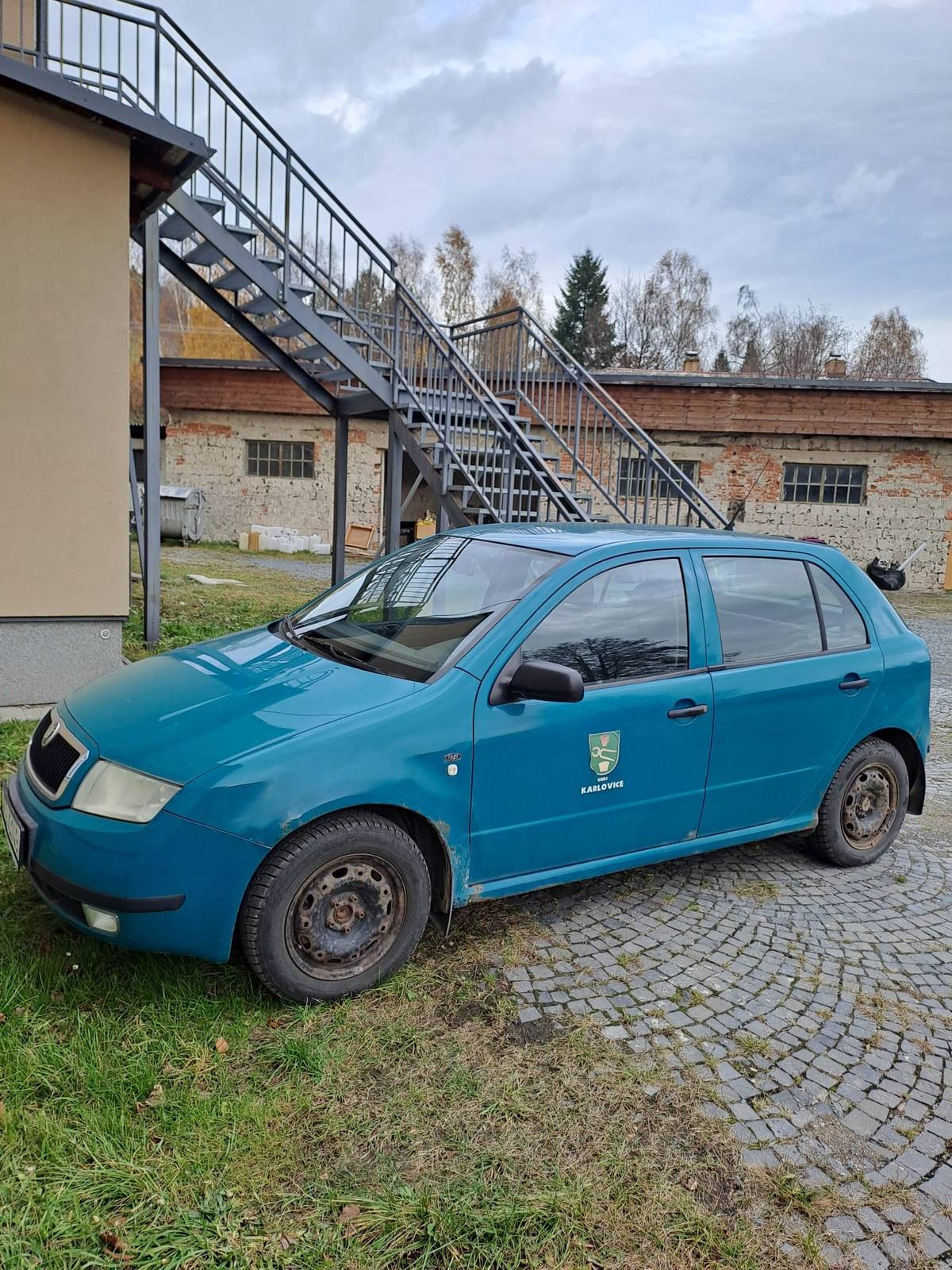 Obec Karlovice oznamuje na základě $39 odstavce I zákona č. 128/2000 Sb., zákona o obcích svůj záměr prodat nepotřebný majetek: Osobní automobil Škoda Fabia 1,4 MPI rok výroby: 2001 stav tachometru: 197 283 km STK do 28. 2. 2027 Výbava a stav: — motor 1.4 benzín, manuální převodovka — tažné zařízení — bez klimatizace, manuální stahování oken zamykání na klíč — karoserie s počínající korozí ve spodní části — zadní dveře jdou hůře otevřít — vadná spojka (nutná oprava) Vozidlo je pojízdné, vhodné jako druhé auto, do práce nebo na chalupu. Zájemci o výše uvedené vozidlo mohou podávat nabídky osobně v úředních hodinách obce, poštou či elektronicky na OU Karlovice do 16. 12. 2025 do 10 hod. Vzhledem ke stáří a vadám nabízíme za cenu odpovídající stavu — 15 000 Kč, dohoda možná při rychlém jednání. Auto má platnou technickou a stále dobře poslouží nenáročnému řidiči. Bližší informace o vozidle či osobní prohlídka Vám budou poskytnuty na Obecním úřadě Karlovice, Karlovice 183, 793 23, kontaktní osoba p. Kováčik: 776 789 988 do 15 dnů ode dne vyvěšení.