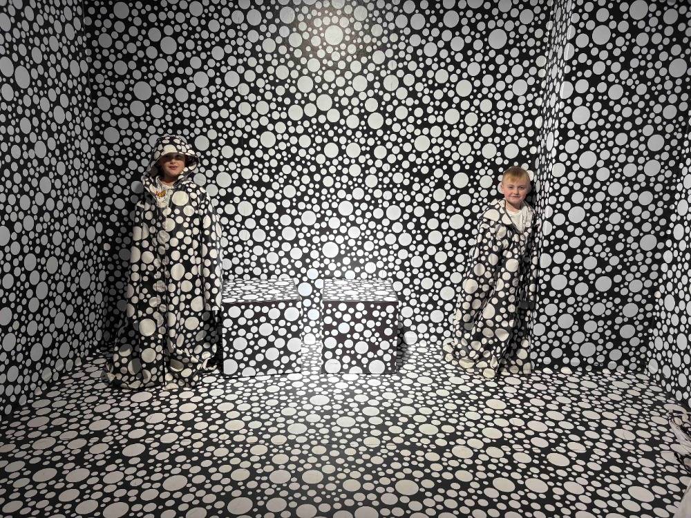 V pondělí 24. 11. 2025 se školní družina ze "Zelené" vydala na výlet do brněnské Absurdie a Papilonie, dvou interaktivních světů plných fantazie, humoru a nečekaných překvapení.