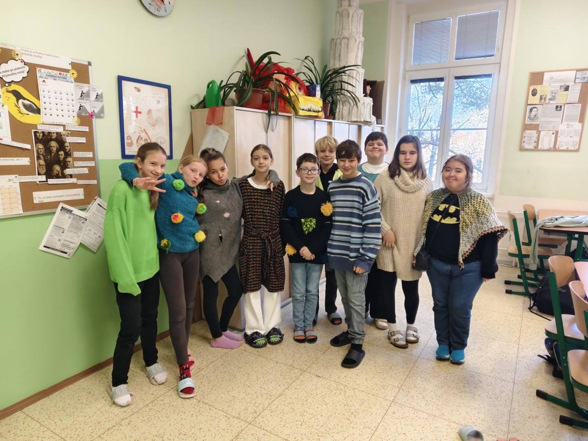 Listopad nám opět utekl rychleji než voda pod Karlovým mostem. Hned na začátku nás čekaly třídní konzultace v nové podobě – tripartity. Většina z nás to zvládla statečně, a dokonce i s úsměvem (ano, fakt!).