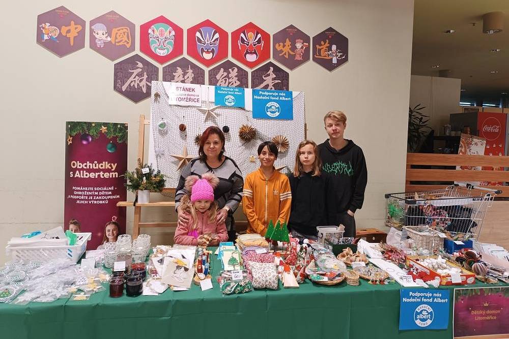 Děti z Dětského domova v Litoměřicích týdny vyráběly vánoční dárky a dekorace, aby je teď mohly nabídnou zákazníkům. Svůj stánek malí obchodníci otevřou v sobotu 6. prosince a v neděli 7. prosince v litoměřické prodejně Albert v ulici Želetická.  Výdělek plánují využít na společné aktivity, jako jsou sportovní výjezdy, zábavné parky a kulturní akce. Cílem charitativního projektu Obchůdky s Albertem je usnadnit dětem vstup do dospělého života. Děti z Dětského domova Litoměřice připravovaly svůj adventní obchůdek už od konce letních prázdnin. Nejprve vymyslely sortiment a podílely se na pořízení materiálu, na který tradičně přispěl iniciátor projektu Nadační fond Albert, a následně výrobky samy tvořily. Nyní si vyzkouší i prodej, což je zábavnou formou naučí komunikaci se zákazníky, nakládání s penězi a dalším důležitým dovednostem. „Po pečlivých přípravách teď dolaďujeme poslední detaily a už se těšíme, až nabídneme naše výrobky zákazníkům. Letos můžeme nabídnout spoustu krásné vánoční dekorace, které potěší děti i dospělé. Všem, kteří se u našeho stánku zastaví, moc děkujeme,“ sdělila Dana Vokálová, vychovatelka dětského domova. „Díky Obchůdkům s Albertem si mohou děti už čtrnáctým rokem prohlubovat svou samostatnost, zodpovědnost, dovednost sociálních interakci i znalost vhodného nakládání s penězi. Zdokonalují se v komunikaci a osvojují si i další schopnosti, které jim ulehčí vstup do samostatného života. A to vše zábavnou a hravou formou,“ shrnula Linda Srnková z Nadačního fondu Albert, který akci organizuje. Do Obchůdků s Albertem se letos zapojuje přes pět desítek dětských domovů a dalších organizací zaměřených na péči o sociálně znevýhodněné děti a mladé lidi. Kristýna Šulcová, Nadační fond Albert