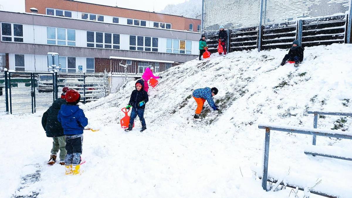Konečně nám napadl sníh.  Užili jsme si pořádně......, koukněte na fotky!