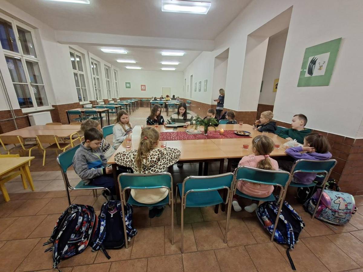 Adventní četní pro žáky školy v prostorách školní jídelny.