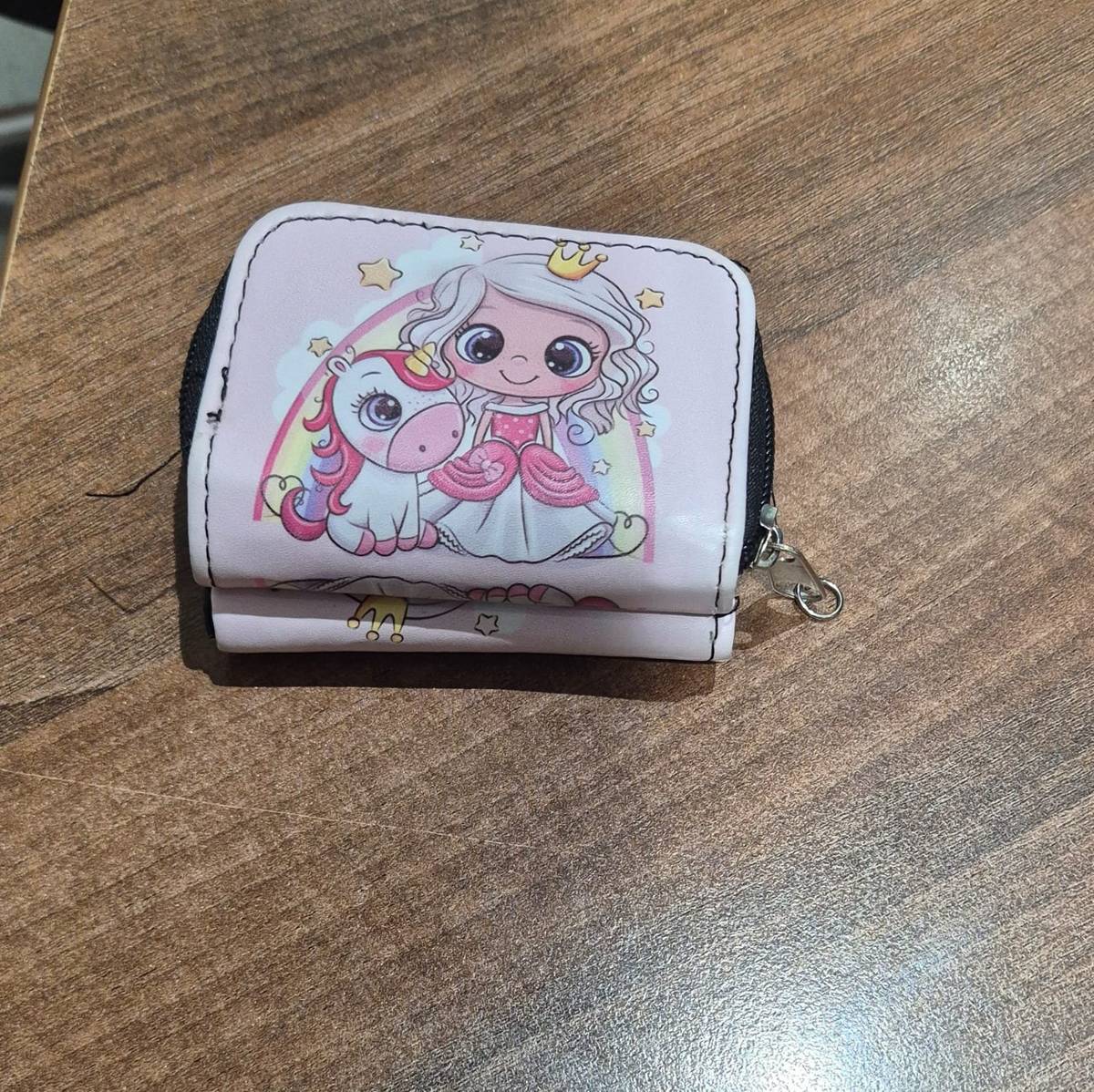 Nechybí někomu peněženka? Nalezena po akci rozsvícení vánočního stromečku na náměstí v Broumově (neděle 30.11.2025). Majitel/ka se může ozvat na tel. 491 504 216 nebo 731 450 769. Hezký den.