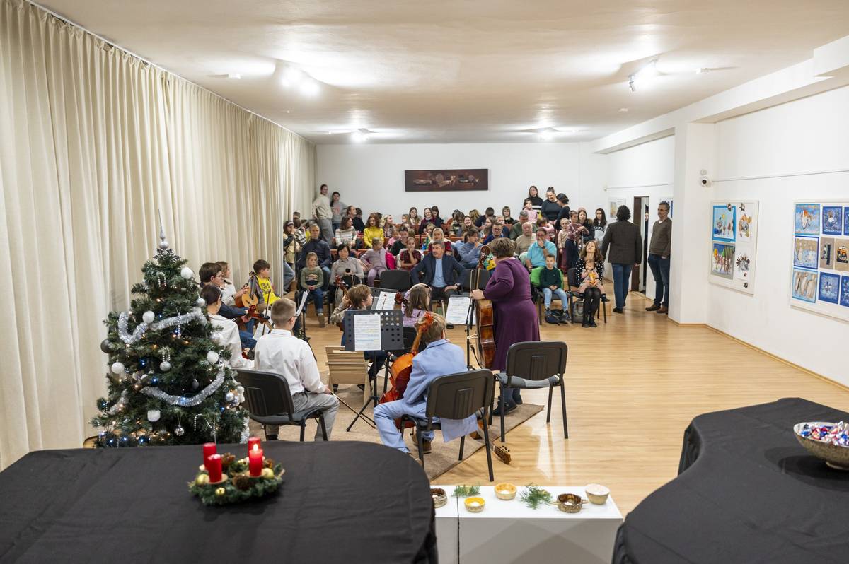 Na Základnej umeleckej škole J. Kréna včera 2.12.2025 slávnostne otvorili výstavu vianočných a zimných prác žiakov výtvarného odboru.   O program sa postarali žiaci z hudobného odboru a ich vystúpenie dodalo podujatiu čarovnú, sviatočnú atmosféru.     Výstava ponúka nádherný pohľad na Vianoce a zimu očami detí – plný fantázie, farieb a osobitých nápadov. Mladí výtvarníci poňali tému po svojom: od nežných zimných krajín až po veselé vianočné motívy, pričom každé dielko nesie ich vlastné nadšenie a tvorivosť.     Veľká zásluha patrí pedagógom školy, ktorí žiakov podporujú, vedú a vytvárajú im priestor na rozvoj talentu. Vďaka ich trpezlivosti a inšpiratívnemu vedeniu vznikla výstava, ktorá pôsobí úprimne, hravo a nesie skutočné čaro zimného obdobia.     Medzi návštevníkmi bol aj vzácny hosť – pán Milan Struhárik, ktorý prišiel podporiť svojho pravnuka. Jeho prítomnosť dodala podujatiu ešte viac rodinnej pohody a milých chvíľ.   Ďakujeme!