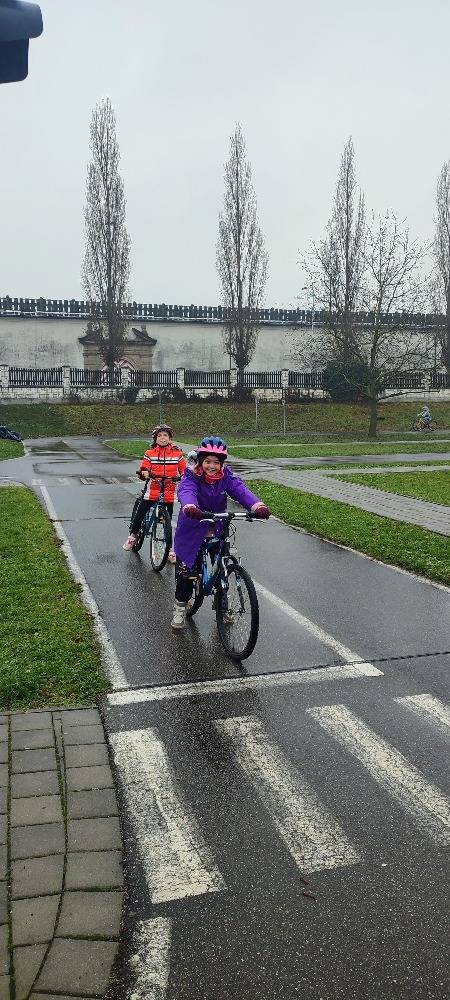 V úterý jsme se s žáky 4. ročníku vydali na dopravní hřiště v Kroměříži, kde nás čekal program zaměřený na bezpečné chování v silničním provozu.