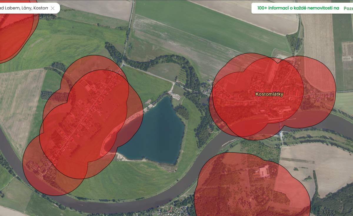 Upozorňujeme občany, že od 1. prosince 2025 vstupuje v účinnost novela zákona č. 344/2025 Sb., která přináší významná omezení v používání zábavní pyrotechniky. Cílem nové právní úpravy je lepší ochrana zdraví, zvířat a citlivých objektů, pro které mohou být hlučné výbuchy rizikem.   Nově je zakázáno odpalovat většinu pyrotechnických výrobků – tedy především ohňostroje, silnější petardy a další hlučnou či zábleskovou pyrotechniku – v okruhu 250 metrů od vybraných zařízení a míst. Mezi tyto objekty patří například:  zdravotnická zařízení, domovy pro seniory a další sociální služby, útulky pro zvířata, zoologické zahrady a záchranné stanice, hospodářství s chovem evidovaných zvířat.    Zákaz se nevztahuje na pyrotechniku kategorie F1, tedy na výrobky velmi malé intenzity, jako jsou prskavky či malé fontány.   Přesná místa, kde je používání pyrotechniky omezeno najdete v mapě, kterou zveřejnilo Ministerstvo zemědělství ČR. Mapa je dostupná v aplikaci Agrigis – mapovém a datovém portálu MZe: