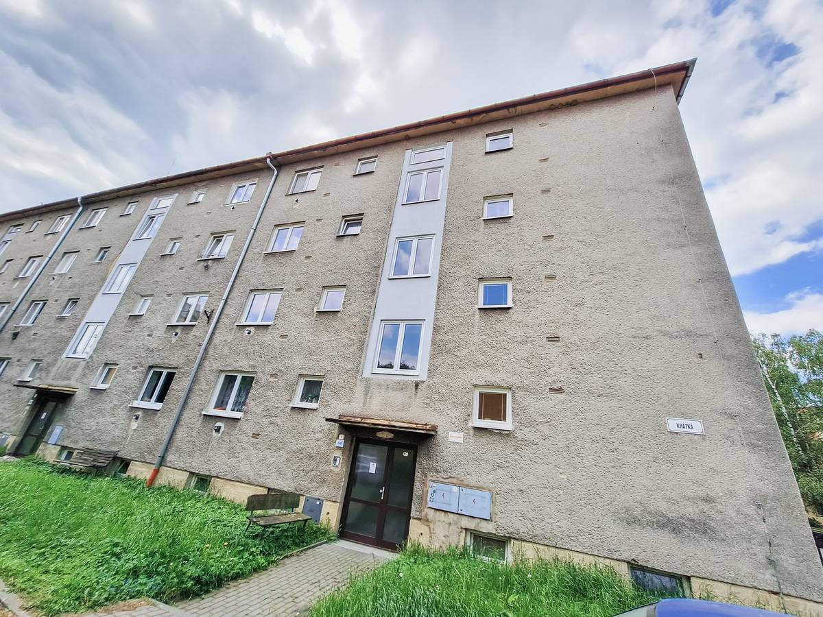 Hlučín učinil zásadní krok k posílení dostupného bydlení. Zastupitelé města na mimořádném jednání 1. prosince schválili převod 527 bytů ve 53 domech od společnosti Heimstaden do vlastnictví města. Součástí převodu jsou i pozemky a nebytové prostory. Jedná se o největší majetkovou transakci v novodobé historii města v hodnotě 605 milionů korun. „Tímto krokem vracíme do Hlučína jistotu stabilního a dostupného bydlení pro více než 800 lidí. Naší vizí je chránit obyvatele města před riziky spojenými se spekulativními prodeji a udržet sídliště jako bezpečné místo pro všechny generace od dětí po seniory,“ řekla starostka Petra Tesková. Převod bude financován z těchto dvou zdrojů: Státní fond podpory investic – až 243,6 milionu Kč (nevratná dotace 81,2 milionu Kč a zvýhodněný úvěr 162,4 milionu Kč s úrokem 1 %) a Komerční úvěr ČSOB – minimálně 362 milionů Kč s úrokem 4,33 %. Byty bude spravovat městská společnost Teplo Hlučín, která se zároveň postará o splácení úvěrů. Celý projekt byl připravován přes rok a zahrnoval rozsáhlé právní, finanční a technické posouzení. „Získáváme plnou kontrolu nad správou, opravami i vývojem nájmů. Celý proces byl transparentní a podložený důkladnými analýzami,“ dodal místostarosta Václav Škvain. Jednatel společnosti Teplo Hlučín Petr Rončka doplnil, že cílem je, aby nájemníci změnu pocítili pozitivně – lepší správou, servisem a postupnou modernizací domů. Plánovány jsou investice do energetických úspor, veřejného prostoru i obnovy nebytových jednotek. V následujících týdnech dojde k podpisu smluv, převodu financí a zápisu do katastru. Poté začne etapa modernizace. Tento historický krok dává městu do rukou nástroj, jak dlouhodobě zajistit dostupné a kvalitní bydlení pro své obyvatele. #hlucin #mestohlucin #heimstaden #nakupbytu #okd