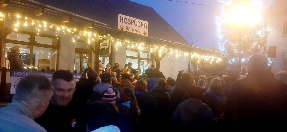 V sobotu 29. listopadu 2025 proběhlo na návsi rozsvícení vánočního stromu. Ozdoby, které zdobily strom, vyrobili žáci naší školy.