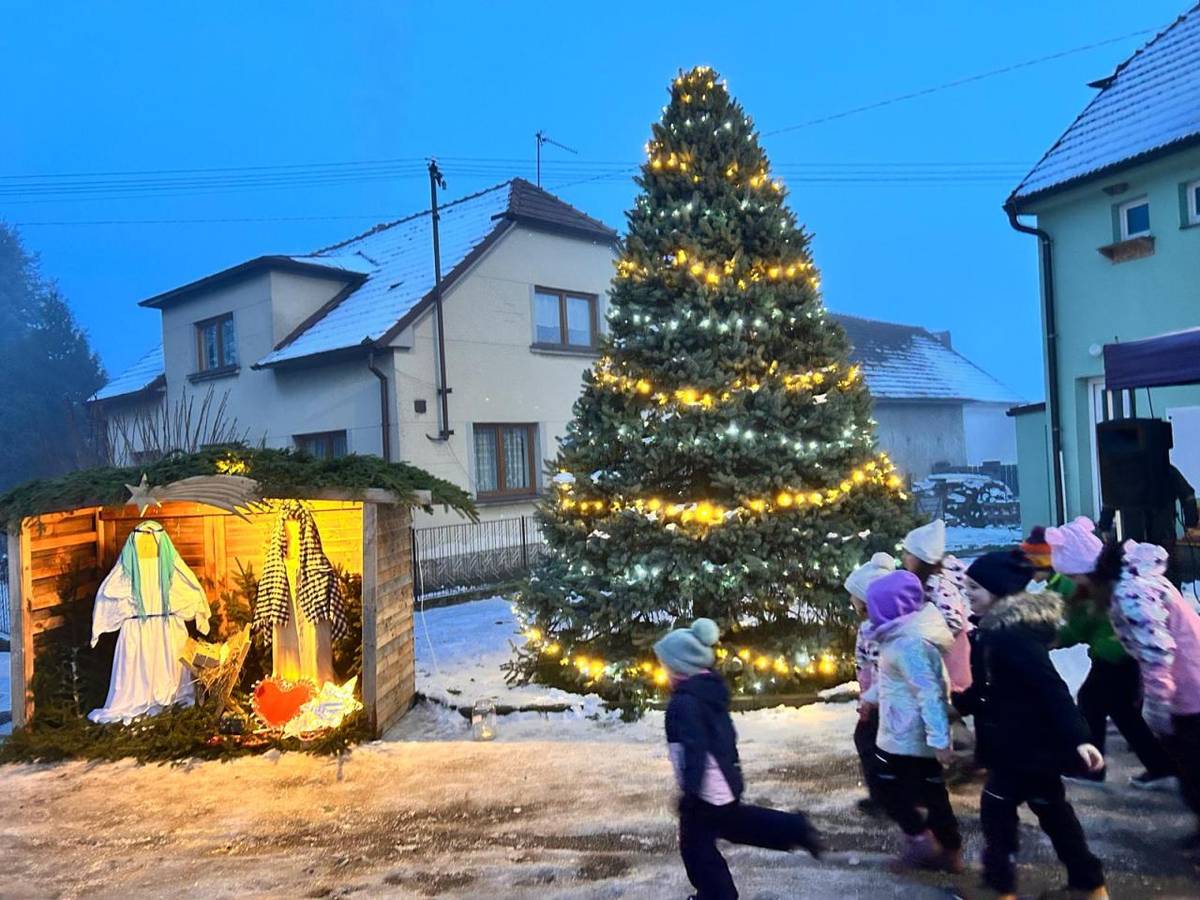 Chmeleňáci si společně na návsi rozsvítili stromeček